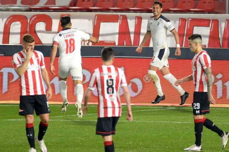 Juan Manuel Insaurralde festeja su gol, el que le dio el triunfo a Independiente en la cancha de Estudiantes, por la 2° fecha del Torneo 2021