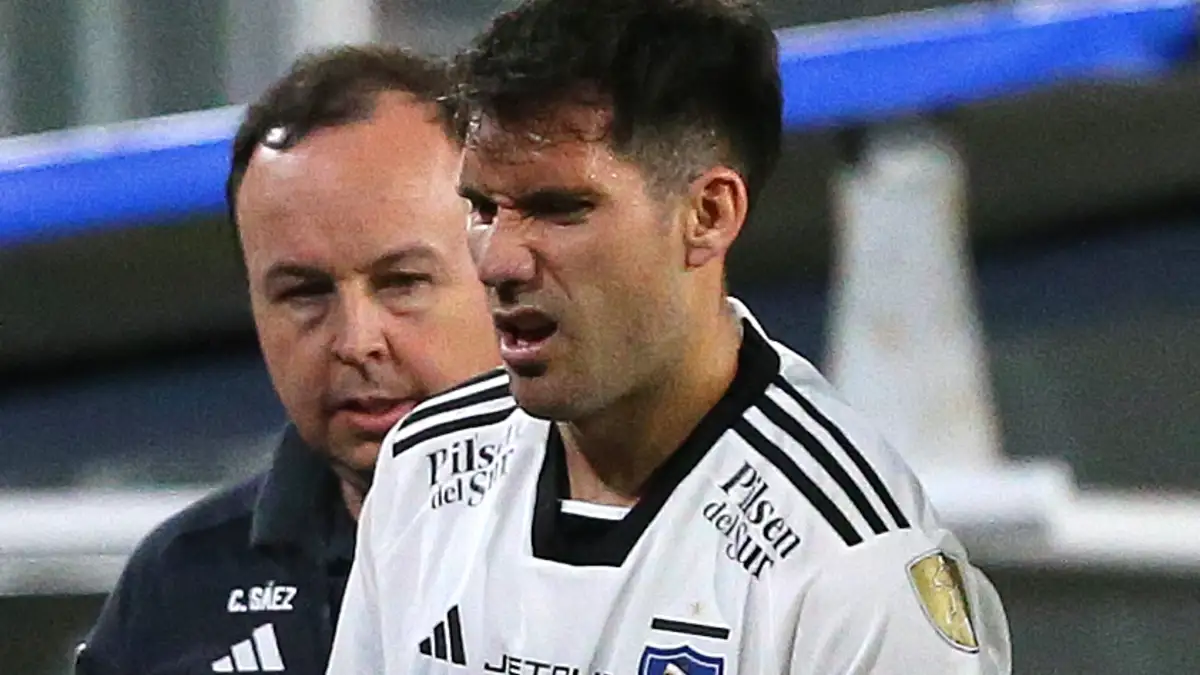 César Fuentes con cara de dolor en pleno partido de Colo-Colo durante la temporada 2024.