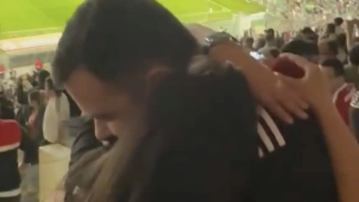 Hinchas se comprometen en el Estadio Monumental.