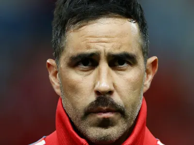 ¿Volverá a Colo-Colo? Claudio Bravo y su emotiva despedida del Real Betis