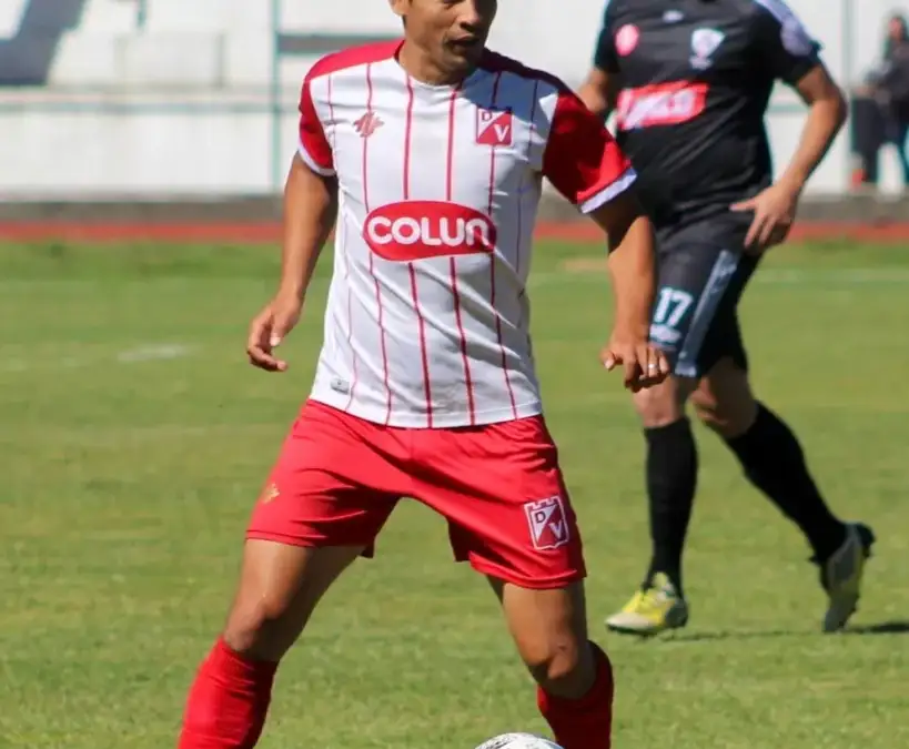 Matías Fernández con la camiseta de Deportes Valdivia