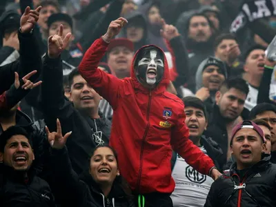 Hinchas barren con los dirigentes de Colo-Colo por alza en el precio de las entradas: «Ladrones de mier…»
