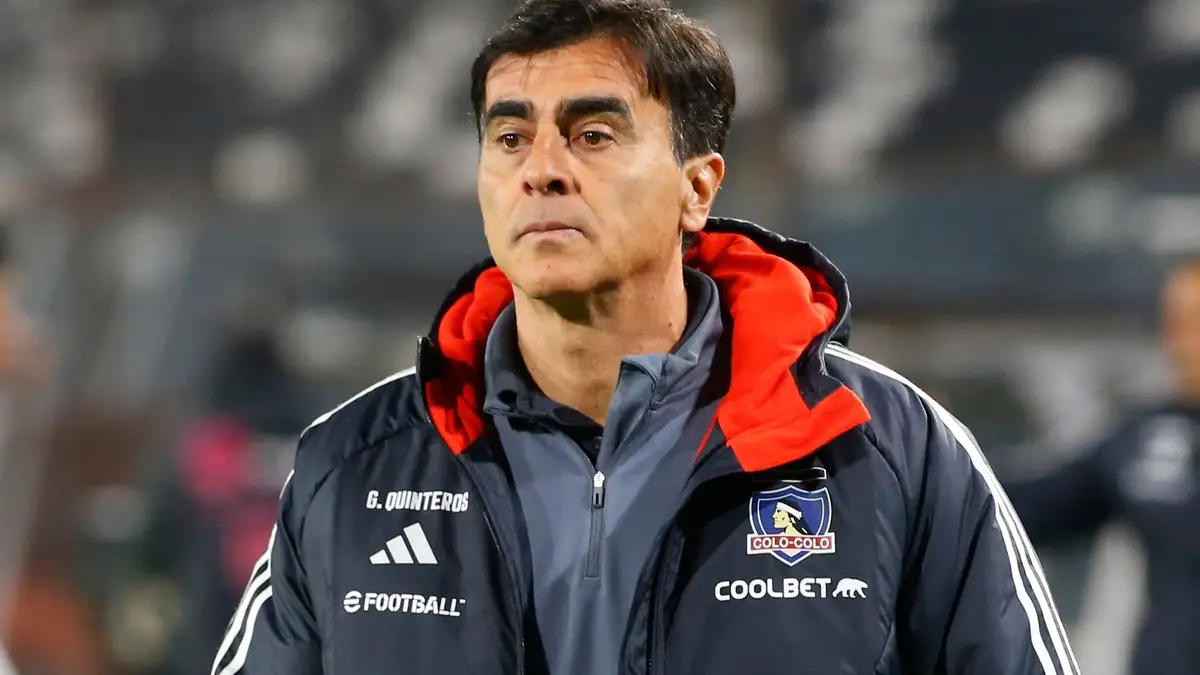 Gustavo Quinteros con cara de molestia, tras un partido de Colo-Colo.
