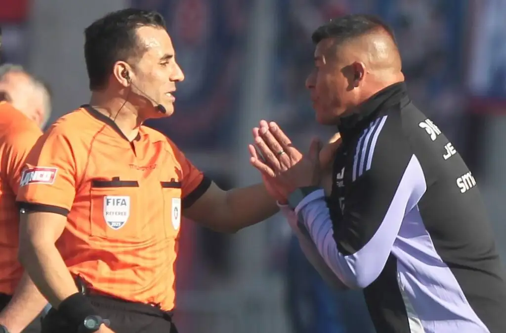 El DT albo podría lamentar sus dichos sobre el arbitraje del Superclásico… o no. Foto: Lukas Solís/AgenciaUno.
