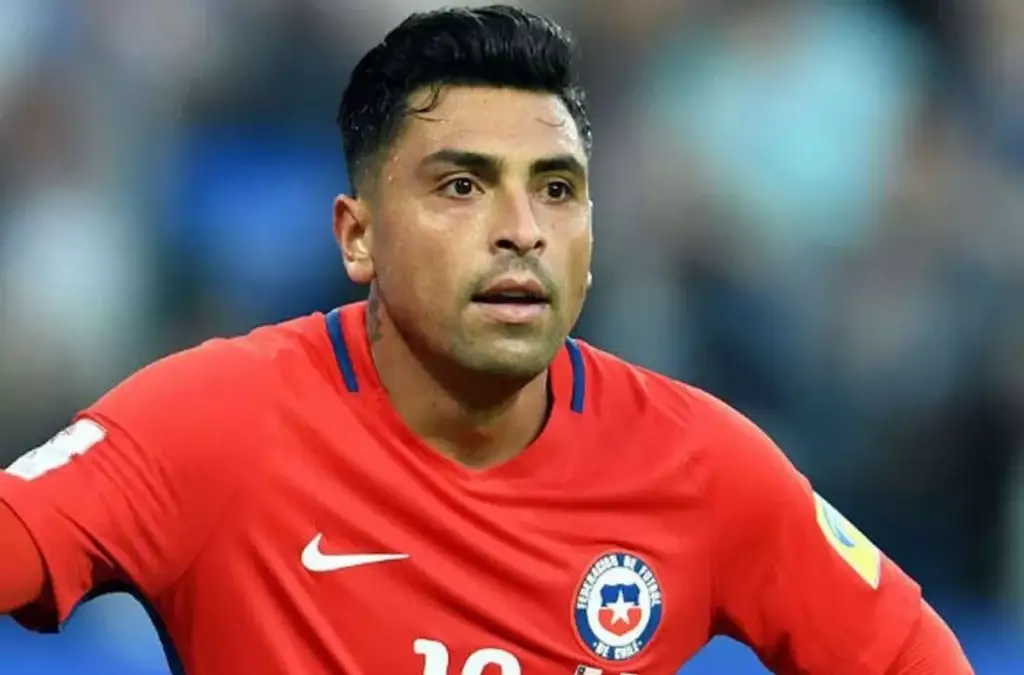 Gonzalo Jara con la camiseta de la Selección Chilena.