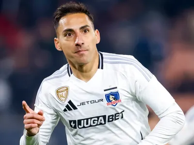 [VIDEO] Por partida doble: Los goles de Javier Correa para aumentar la ventaja de Colo-Colo sobre Cobresal