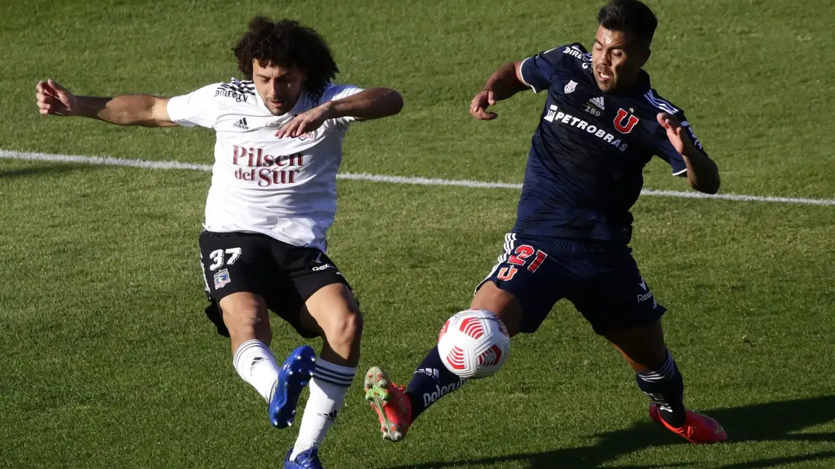 Futbol, Colo Colo vs Universidad de Chile Fecha 5, campeonato Nacional 2021. El jugador de Colo Colo Maximiliano Falcon, disputa el balon con Gonzalo Espinoza de Universidad de Chile durante el partido de primera division disputado en el estadio Monumental de Santiago, Chile. 25/04/2021 Javier Salvo/Photosport Football, Colo Colo vs Universidad de Chile Fifth date, 2021 National Championship. Colo Colo’s player XXX, left right center, battles for the ball against XXX of Universidad de Chile during the first division match held at the Monumental stadium in Santiago, Chile 25/04/2021 Javier Salvo/Photosport