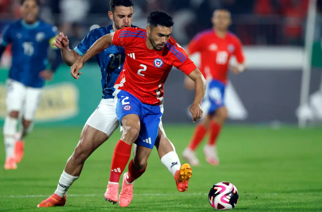 El surgido del semillero albo es uno de los jugadores llamados a liderar la próxima era de La Roja. Foto: Andres Pina/Photosport.