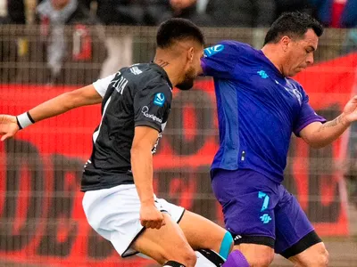 Amargo regreso: Esteban Paredes volvió oficialmente al fútbol profesional en dura derrota de San Antonio Unido
