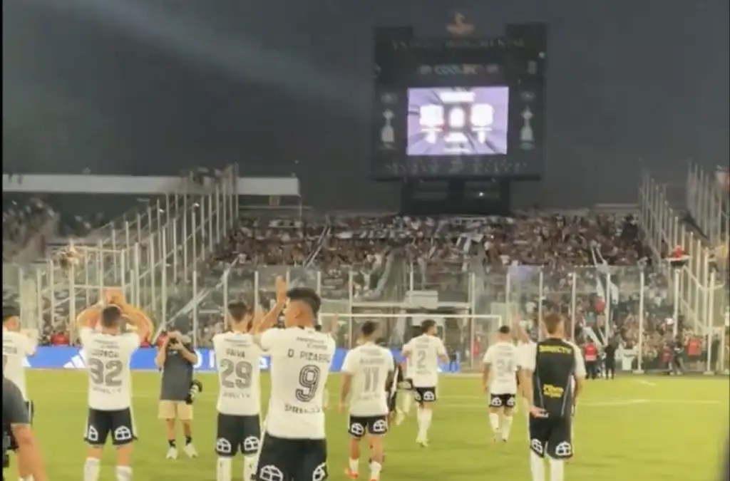 Los hinchas de Colo-Colo tuvieron que trasladarse al sector de Magallanes del Estadio Monumental.