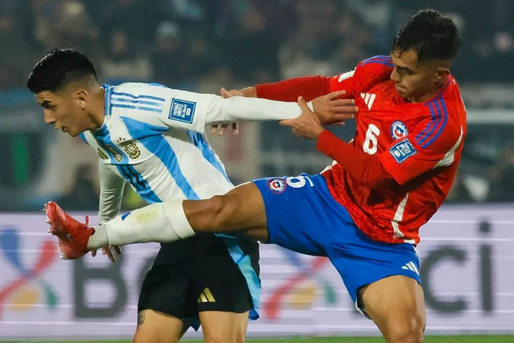 Pizarro disputando un balón contra Argentina.