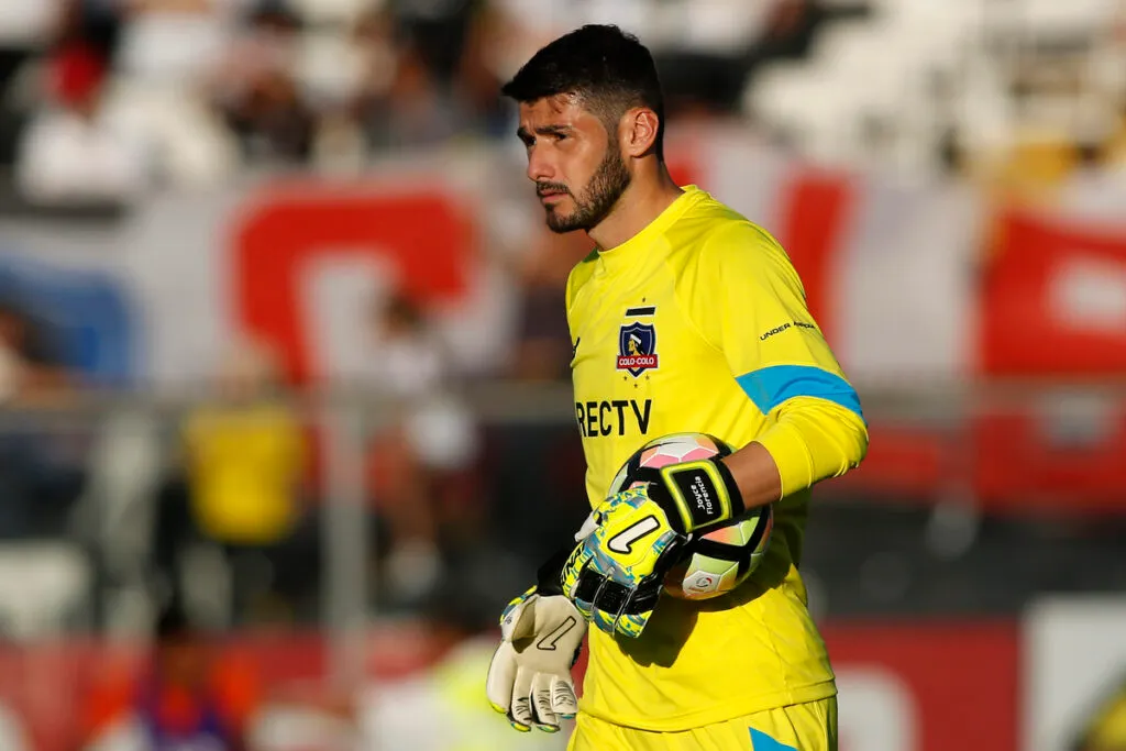 Paulo Garces defendiendo el arco de Colo-Colo.