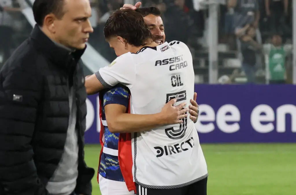 Gabriel Costa abrazando a Leonardo Gil en el duelo de Colo-Colo y Alianza Lima.