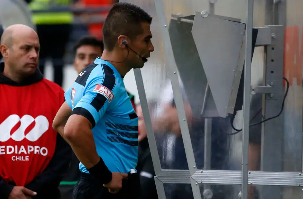 El juez deberá explicar su decisión por altoparlante tras revisarla en el VAR.