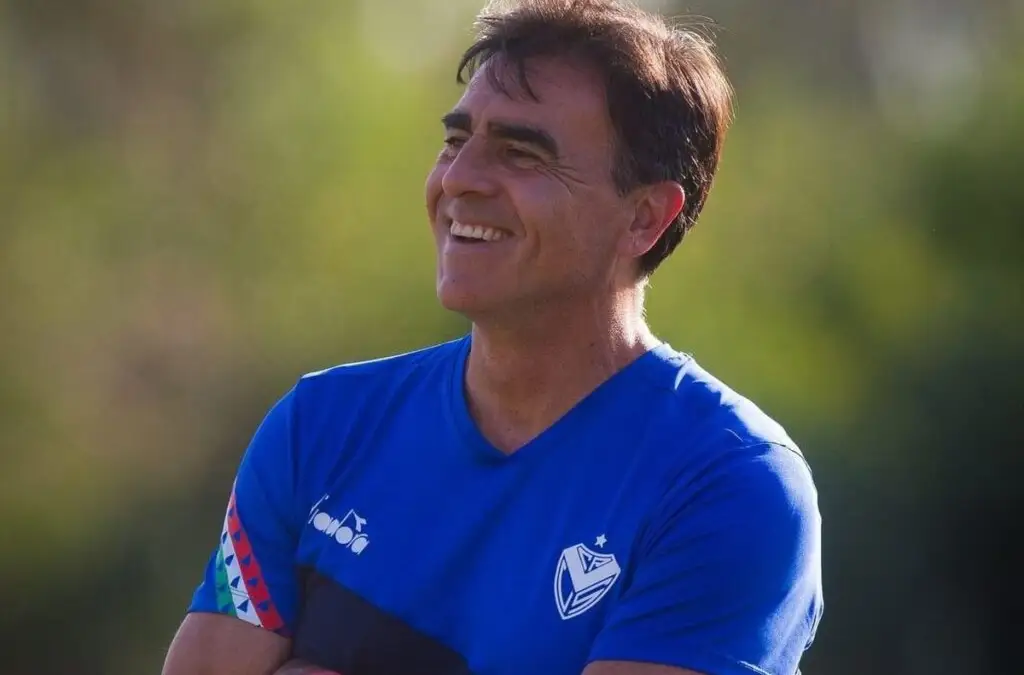 Gustavo Quinteros también anda a la siga de Felipe Loyola.