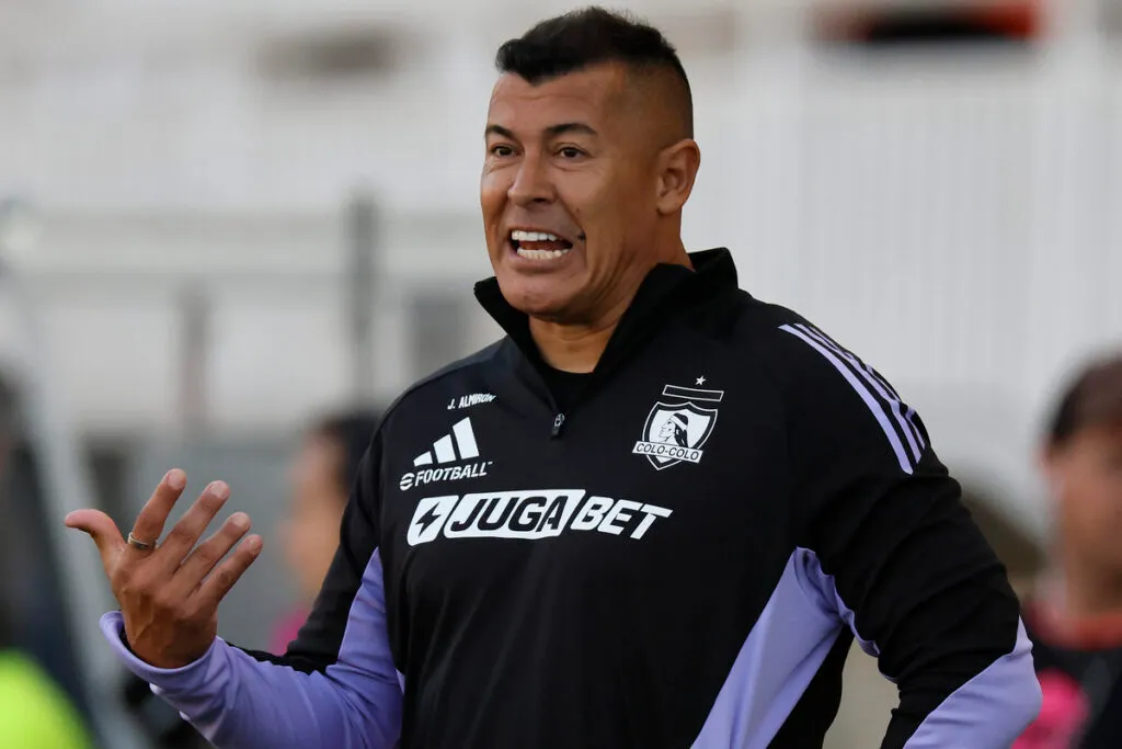 Primer plano de Jorge Almirón entregando instrucciones durante un partido de Colo-Colo.
