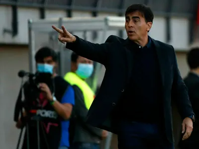 Gustavo Quinteros advierte una posible salida masiva de jugadores de Colo-Colo
