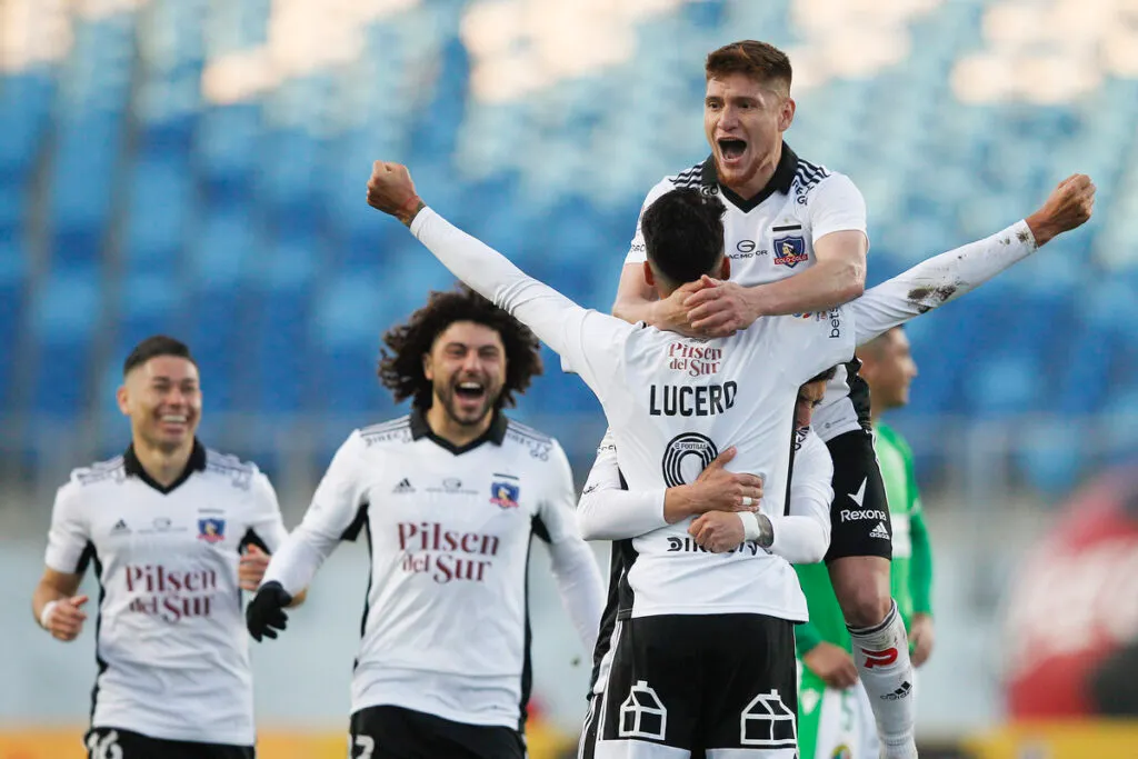 Juan Martín Lucero celebrando una anotación, en el partido de Colo-Colo vs Audax Italiano del Campeonato Nacional 2022, que se disputó en el Estadio El Teniente de Rancagua.