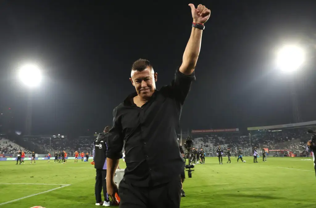 El argentino también se retiró del estadio entre aplausos de los hinchas colocolinos.