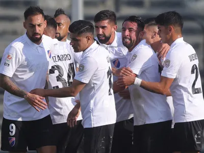 Extraño, pero cierto: Hinchas cargan contra jugador de Colo-Colo que no estaba jugando