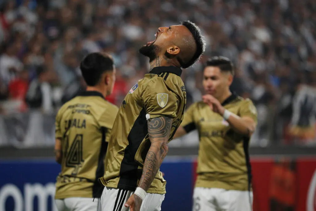 Arturo Vidal gritando mirando al cielo.