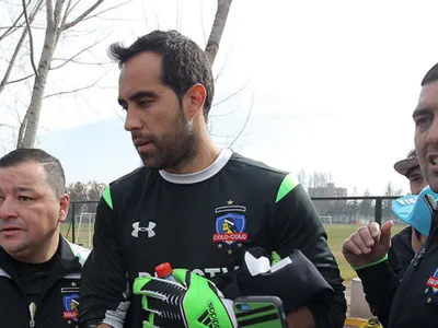 Bombazo: Claudio Bravo se perdería los amistosos entre Colo-Colo y Real Betis