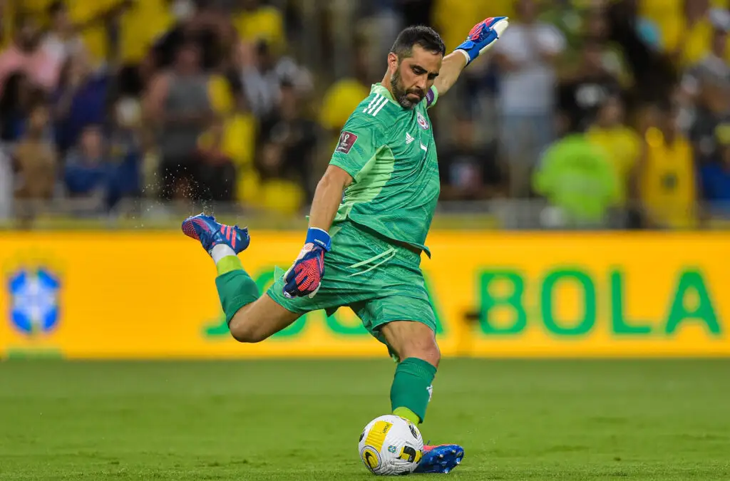 Colo-Colo avanza ante la opción de Claudio Bravo.