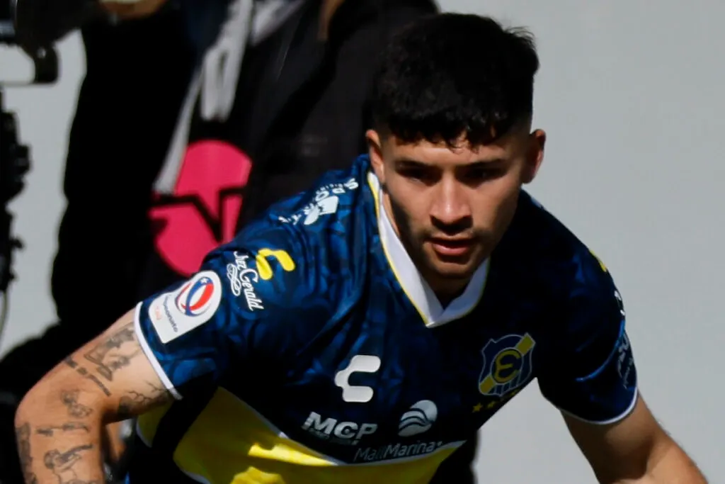 Primer plano de Cristián Riquelme con la camiseta de Everton.