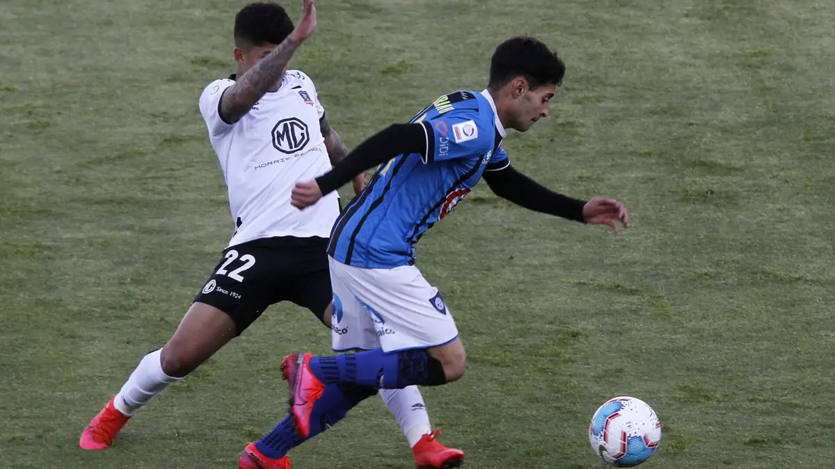 Futbol, Colo Colo vs Huachipato. Décimotercera fecha, campeonato nacional 2020. El jugador de Huachipato Javier Altamirano disputa el balon con Bryan Soto de Colo Colo durante el partido de primera division realizado en el Estadio Monumental de Santiago, Chile. 03/10/2020 Jonnathan Oyarzun/Photosport Football, Colo Colo vs Huachipato. 13th date, 2020 National Championship. Huachipato’s player Javier Altamirano battles for the ball against Bryan Soto of Colo Colo during the first division football match held at the Monumental stadium in Santiago, Chile. 03/10/2020 Jonnathan Oyarzun/Photosport