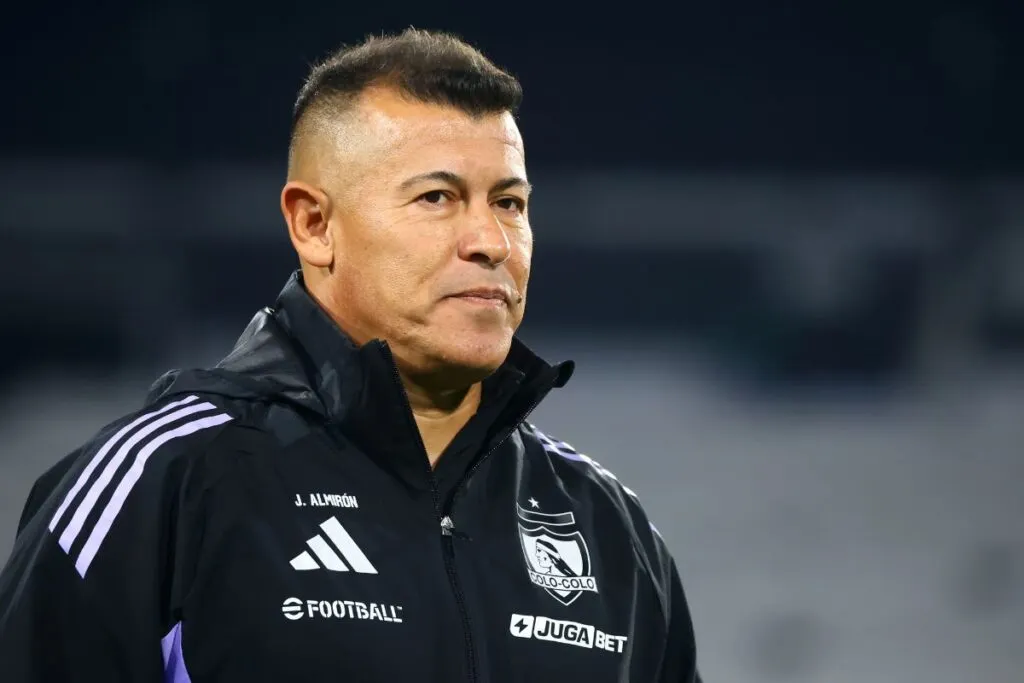Jorge Almirón con indumentaria de Colo-Colo en el Estadio Monumental.