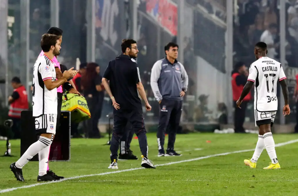 Agustín Bouzat ingresó por el lesionado Fabián Castillo .