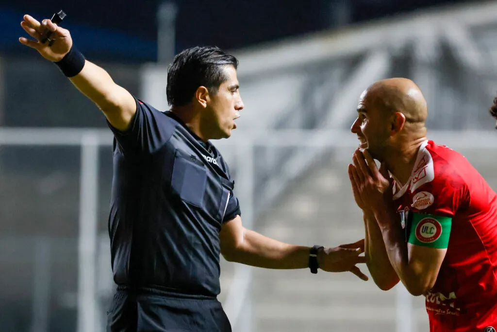 , Union La Calera vs Colo Colo. Fecha 13, Liga de Primera 2025. El jugador de Union La Calera Sebastian Saez, derecha, discute con el arbitro Benjamin Saravia durante un partido de primera division contra Colo Colo disputado en el estadio Nicolas Chahuan de La Calera, Chile. 01/06/2025 Andres Pina/Photosport 
VAR