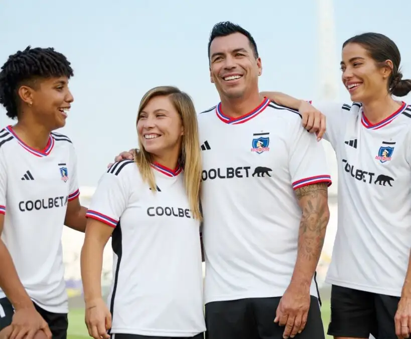 Yusmery Ascanio, Yanara Aedo, Ryann Torrero y Esteban Paredes con la nueva camiseta de Colo-Colo.