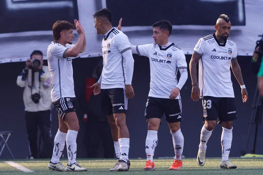 Jugadores de Colo-Colo celebrando un gol.