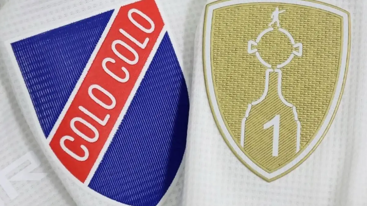 Escudo de Colo-Colo y Copa Libertadores.