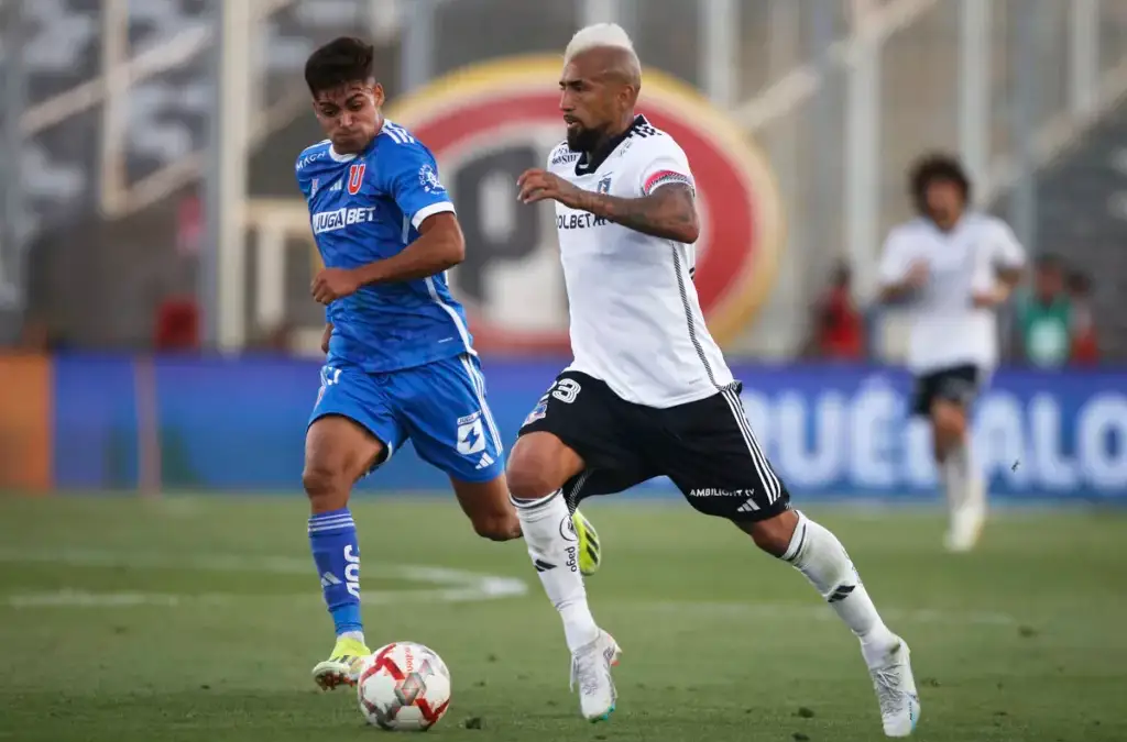 Futbol, Colo Colo vs Universidad de Chile
El jugador de Colo Colo Arturo Vidal, derecha, disputa el balon con el defensa de Universidad de Chile durante el partido de primera division realizado en el estadio Monumental de Santiago, Chile.
10/03/2024
Dragomir Yankovic/Photosport

Football, Colo Colo vs Universidad de Chile
4nd turn, 2024 National Championship.
Colo ColoÕs player Arturo Vidal, right, vies for the ball against defense of Universidad de Chile during the first division match held at the Monumental stadium in Santiago, Chile.
10/03/2024
Dragomir Yankovic/Photosport