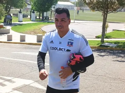 [VIDEO] Preparando la despedida: Esteban Paredes se luce con gol por Colo-Colo de Todos los Tiempos