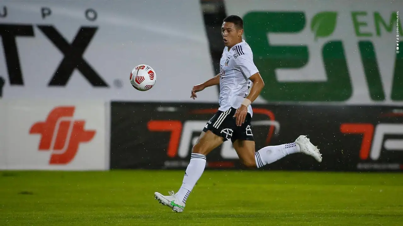 Nicolás Garrido jugando por Colo Colo