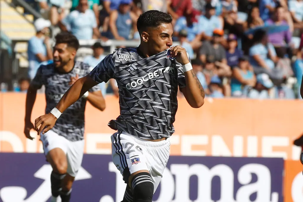 Jordhy Thompson celebrando el gol que le hizo a O´Higgins.