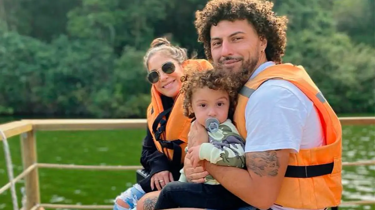 Maximiliano Falcón junto a su esposa Florencia Pouso y su hijo Domingo Falcón, quienes se encuentran con chalecos salvavidas en medios de sus vacaciones.