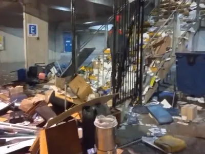 [Video] No hay caso: Registro evidencia millonarios desmanes provocados por grupo de barristas de Colo-Colo en el Bicentenario de La Florida