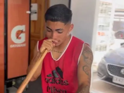 Jordhy Thompson saca su talento oculto y se luce imitando al cantante urbano Pailita