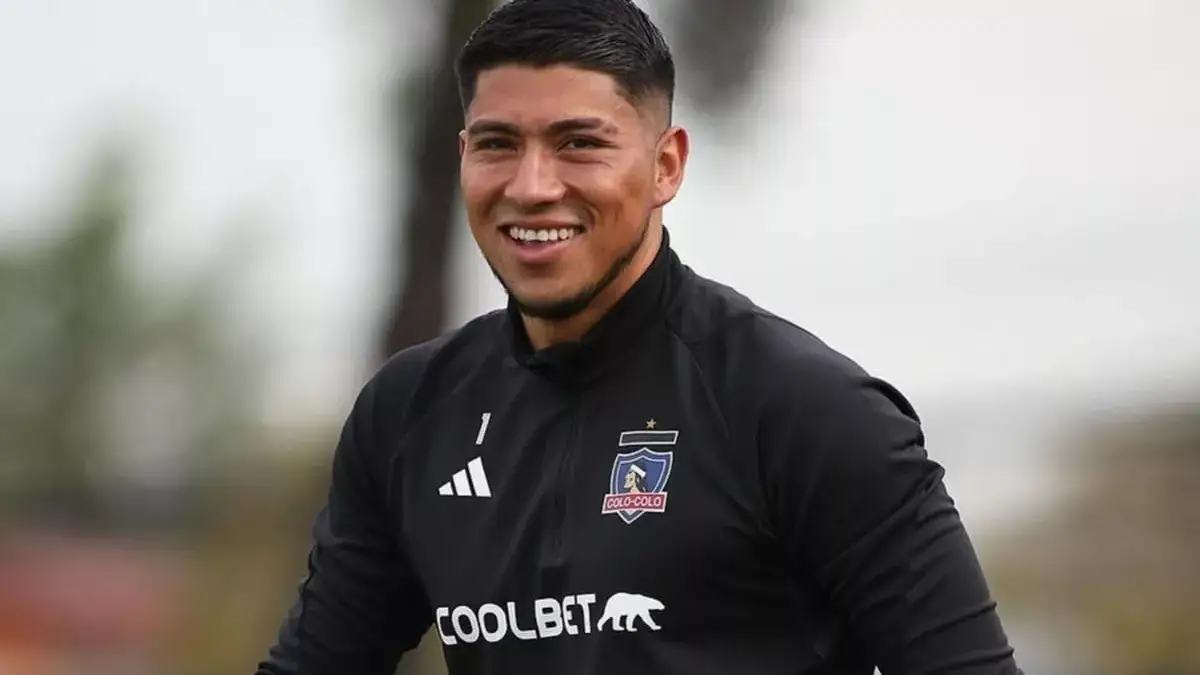 Primer plano a Brayan Cortés durante un entrenamiento de Colo-Colo en el Estadio Monumental.