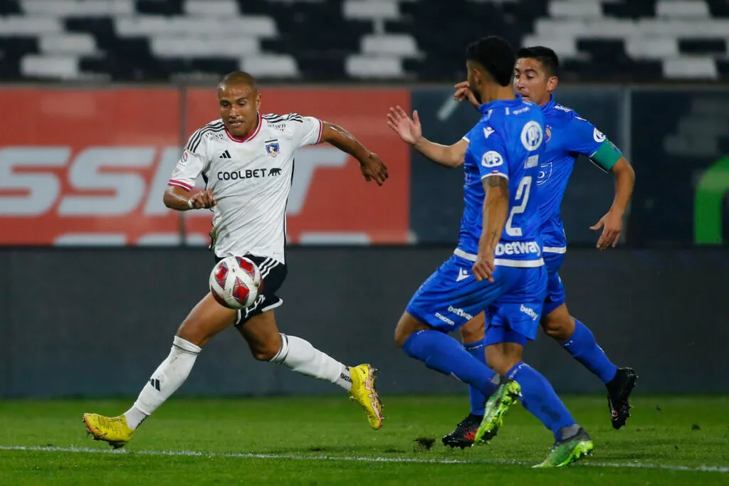 Leandro Benegas enfrentando a Audax Italiano en el último partido de Colo-Colo en el Campeonato Nacional.