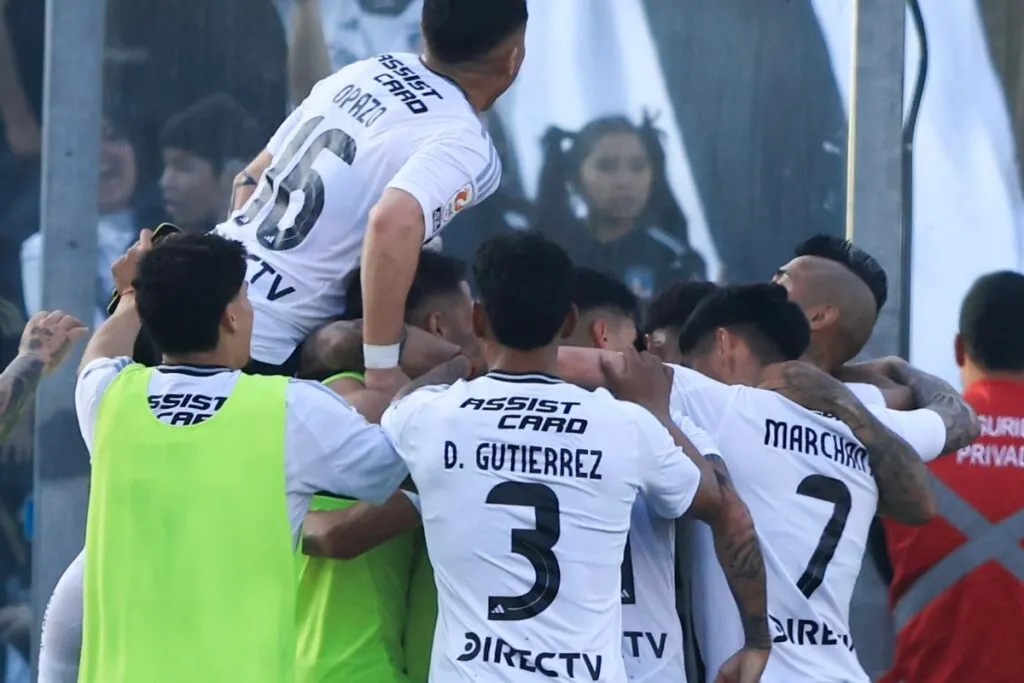 Jugadores de Colo-Colo celebrando el gol del triunfo sobre Deportes La Serena.