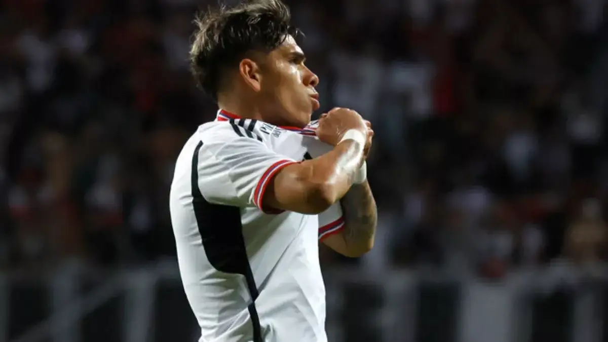 Carlos Palacios celebrando un gol con la camiseta de Colo-Colo.