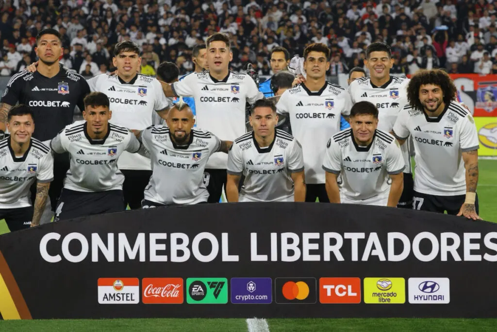 El plantel titular de Colo-Colo antes de disputar un duelo de Copa Libertadores 2024.