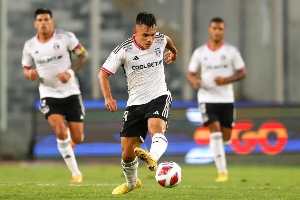 Vicente Pizarro jugando por Colo-Colo ante Palestino.