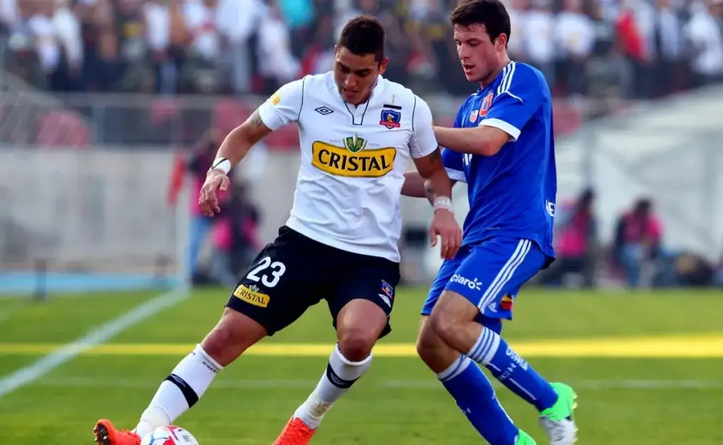 Bruno Romo defendiendo la camiseta de Colo-Colo en un clásico ante Universidad de Chile.