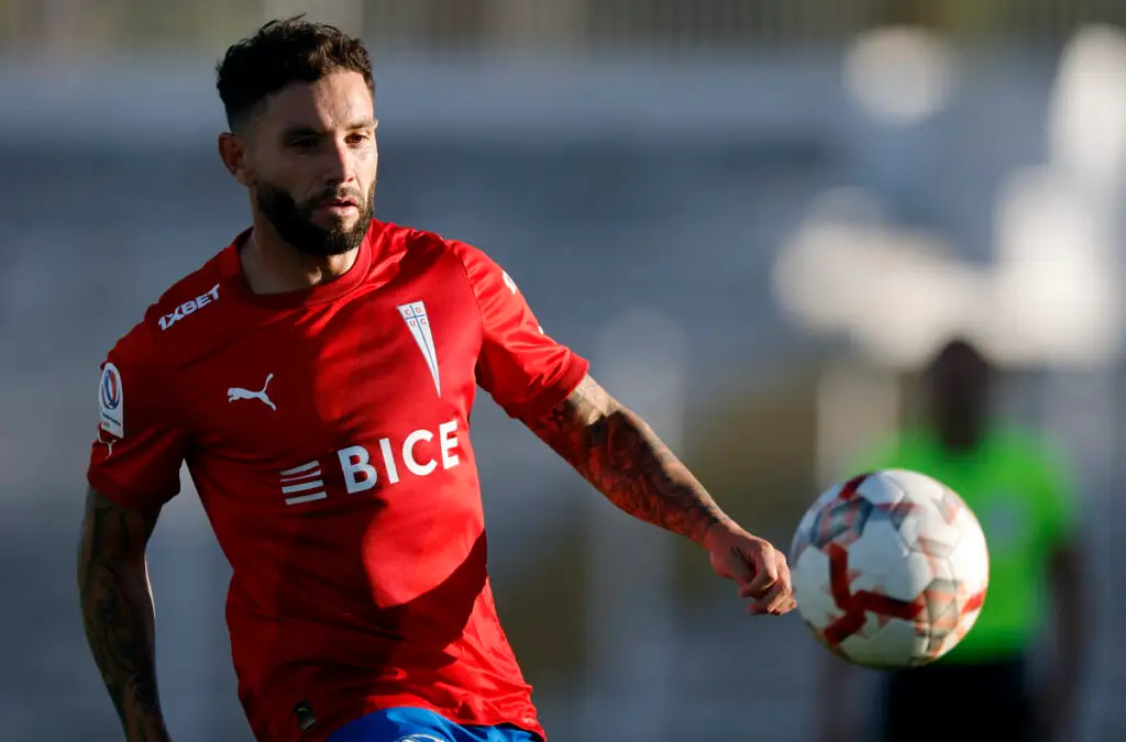 Eugenio Mena no estará presente en el duelo entre la UC y Colo-Colo.